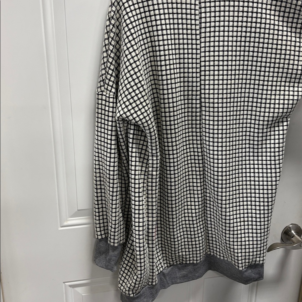 Stylish Black and White Checkered Women's Jacket - Picture 3 of 3